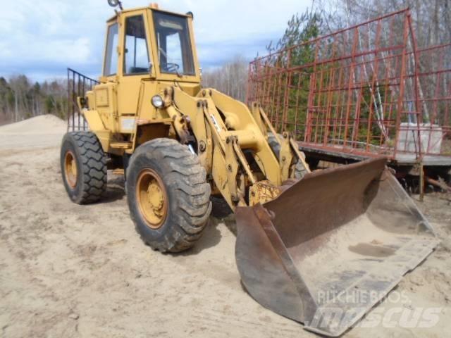 CAT 930 Iekrāvēji uz riteņiem