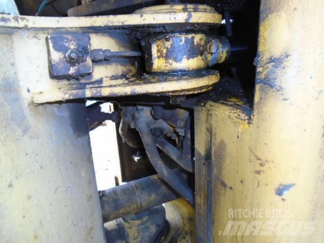 CAT 930 Iekrāvēji uz riteņiem