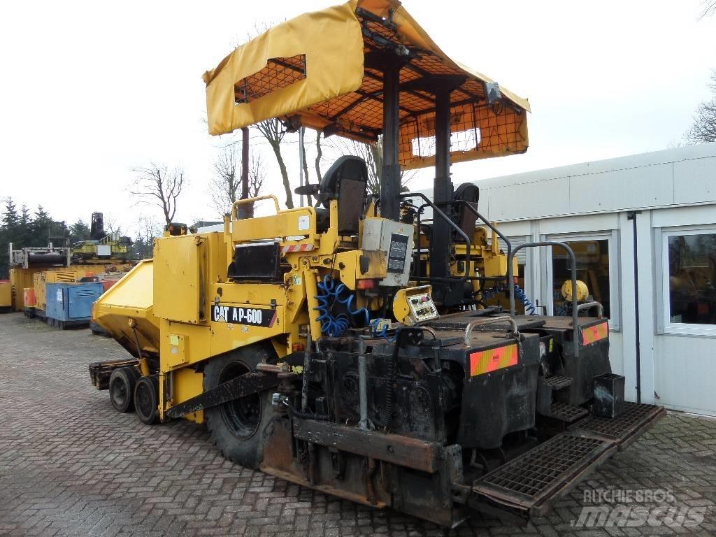 CAT AP 600 Asfalta klājēji