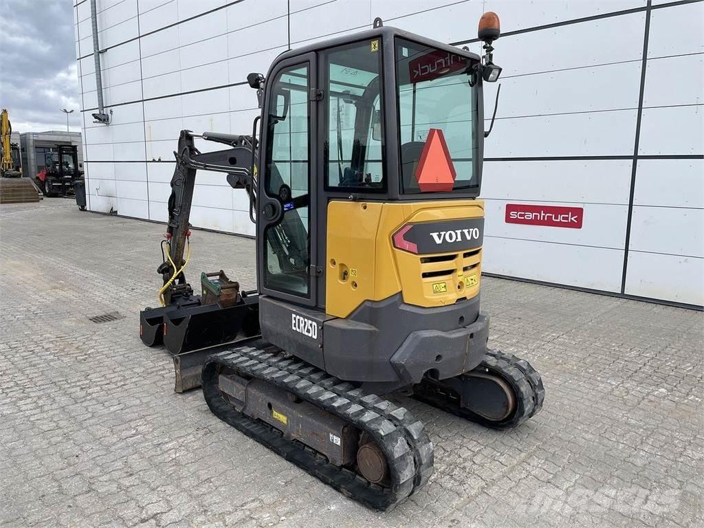 Volvo ECR25 Ekskavatori uz riteņiem