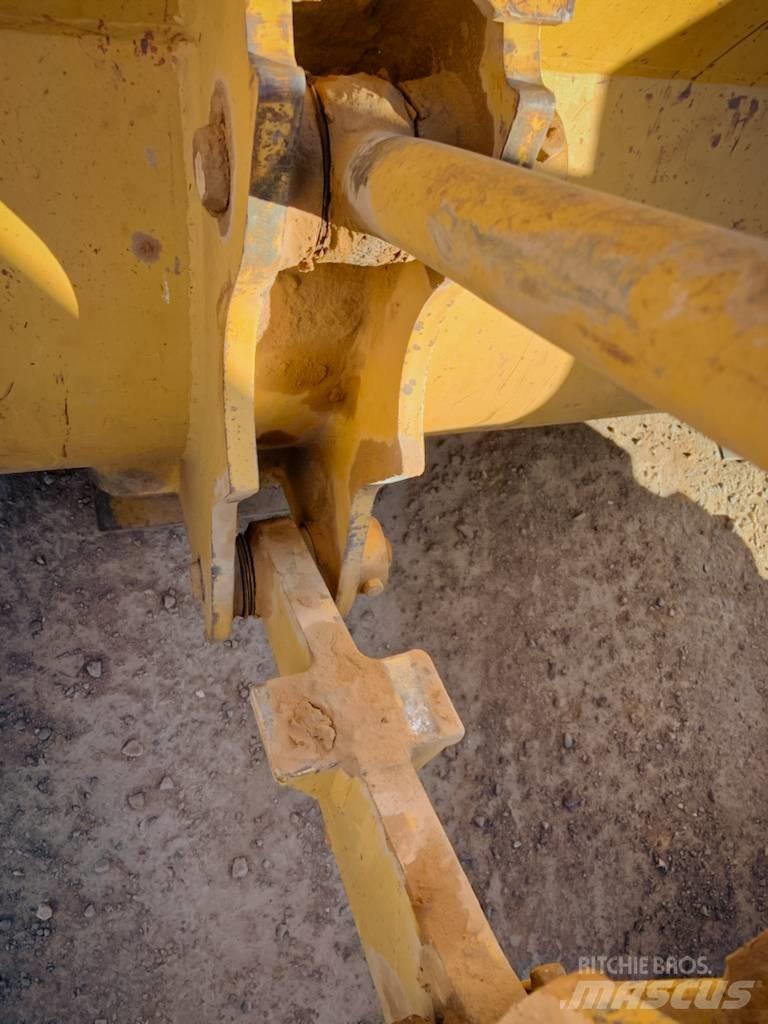 CAT 920 Iekrāvēji uz riteņiem
