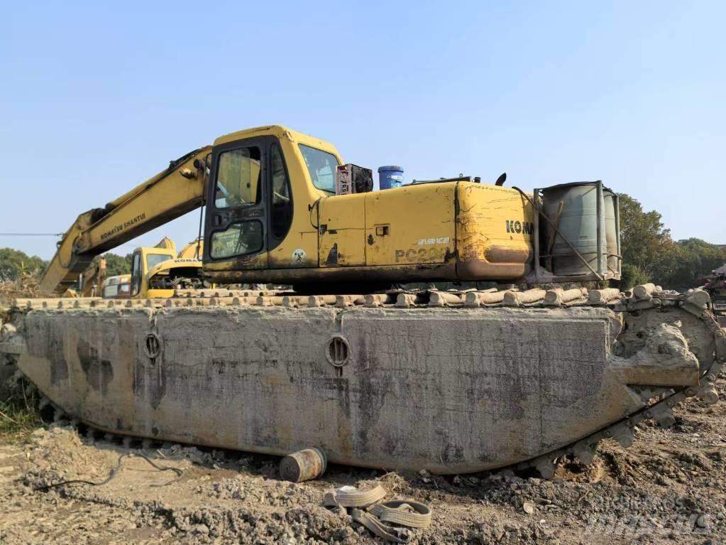 Komatsu PC 200-6 Amfībijas tipa ekskavatori