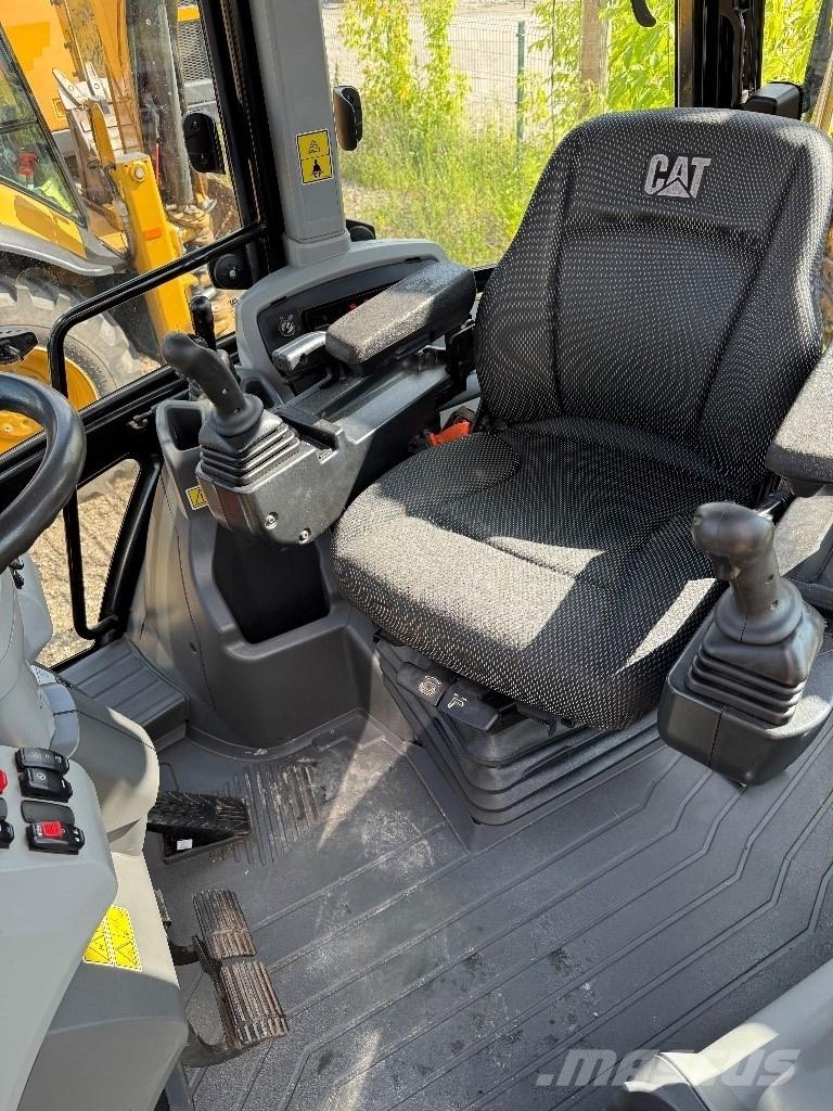 CAT 444 Ekskavatori-iekrāvēji