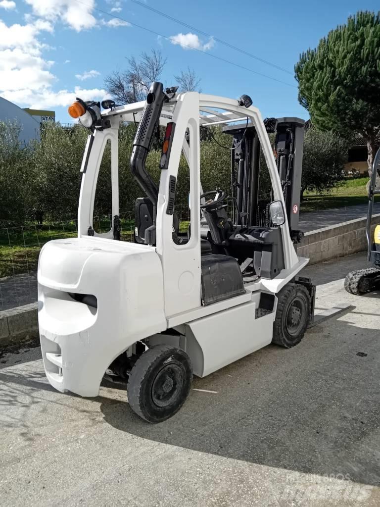 UniCarriers DX 25 Tehnika ar dīzeļa dzinēju