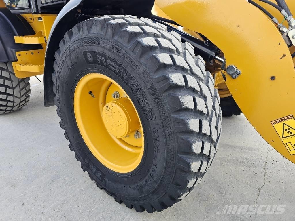 CAT 908M Iekrāvēji uz riteņiem