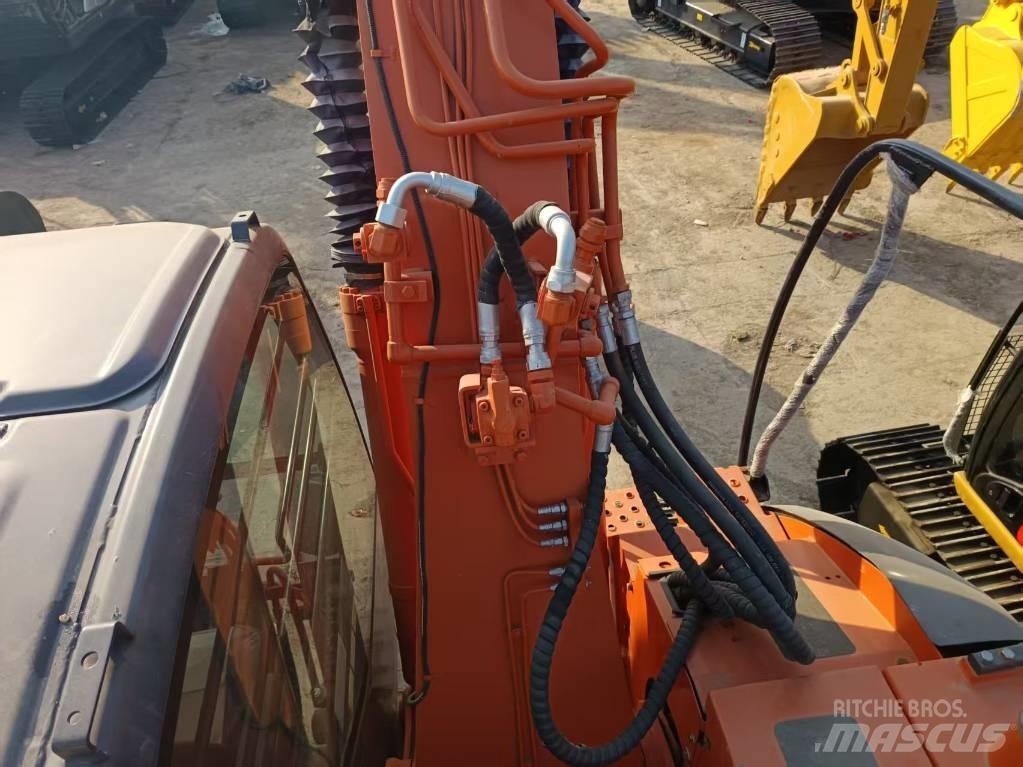 Hitachi ZX135 Kāpurķēžu ekskavatori