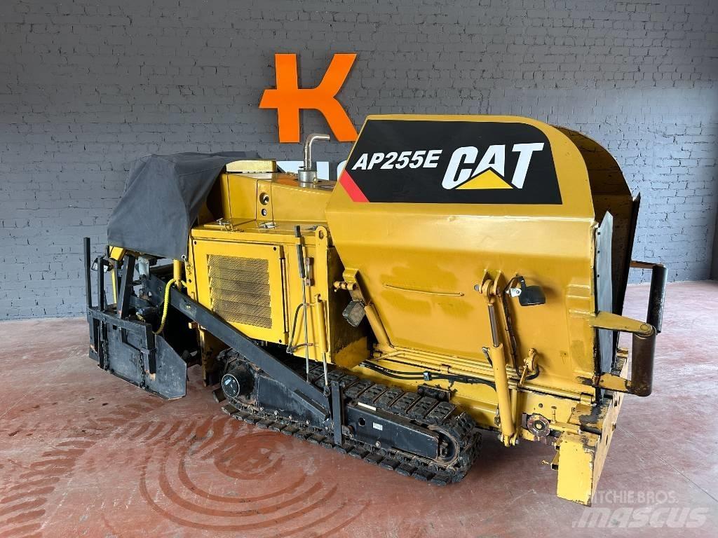 CAT AP 255 E Asfalta klājēji
