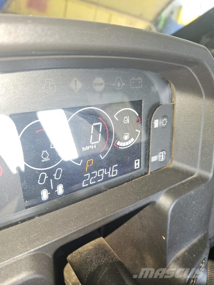 John Deere XUV865M Visurgājēji