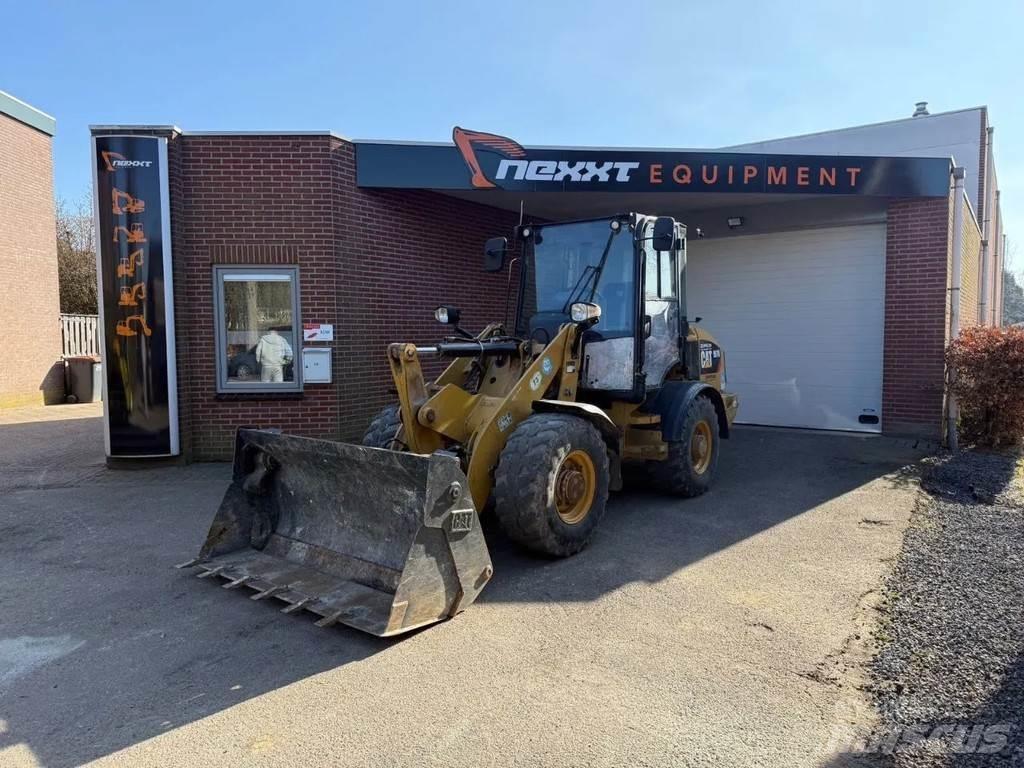 CAT 907M Iekrāvēji uz riteņiem