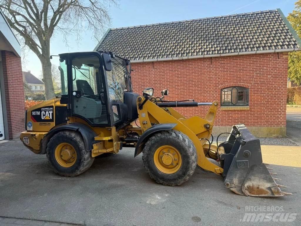 CAT 907M Iekrāvēji uz riteņiem