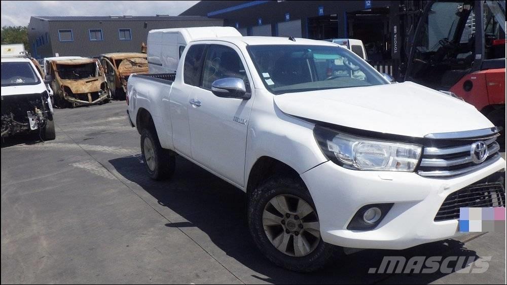 Toyota Hilux 4 Vieglais kravas automobilis/izkraušana no sāniem