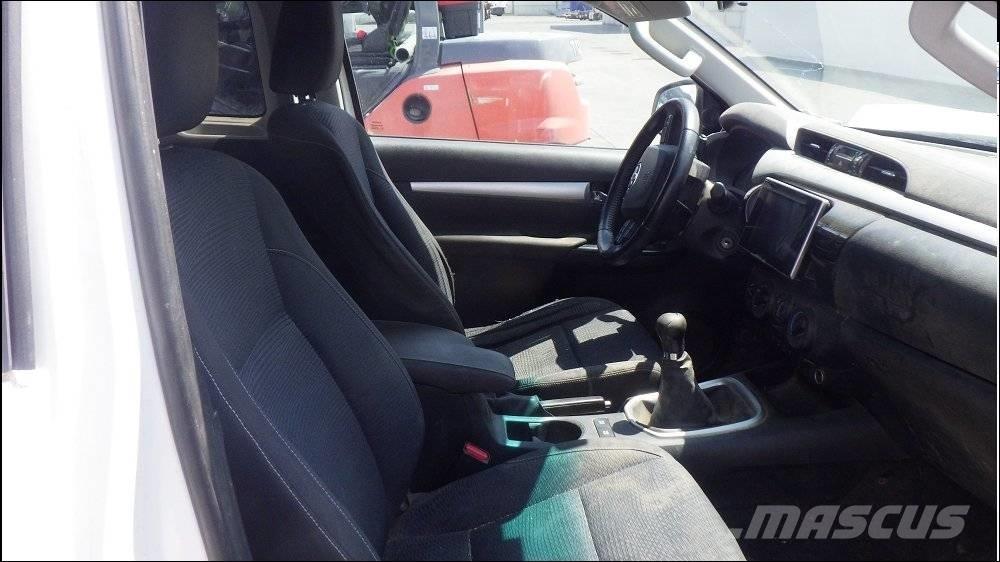 Toyota Hilux 4 Vieglais kravas automobilis/izkraušana no sāniem