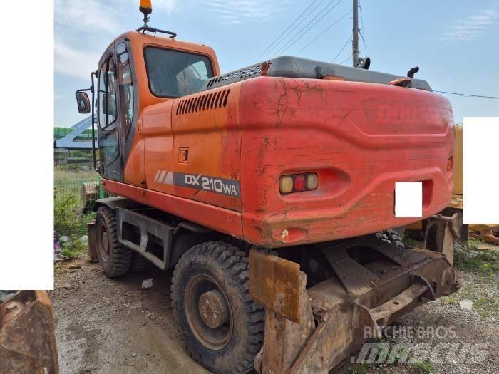 Doosan DX210WA Ekskavatori uz riteņiem
