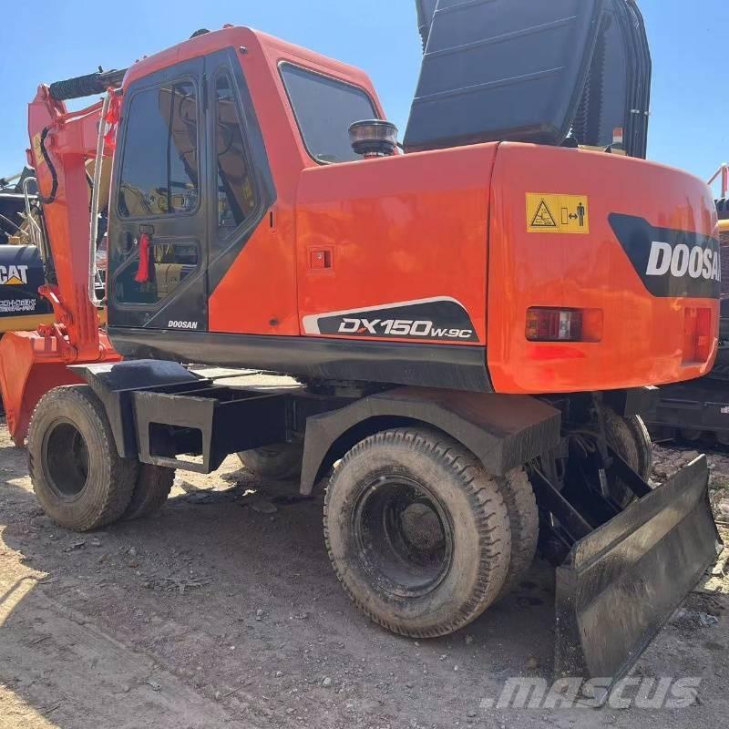 Doosan DX150W Ekskavatori uz riteņiem