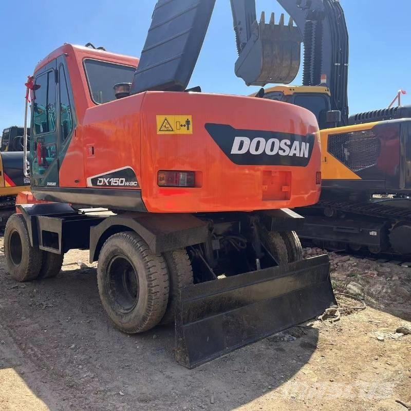 Doosan DX150W Ekskavatori uz riteņiem