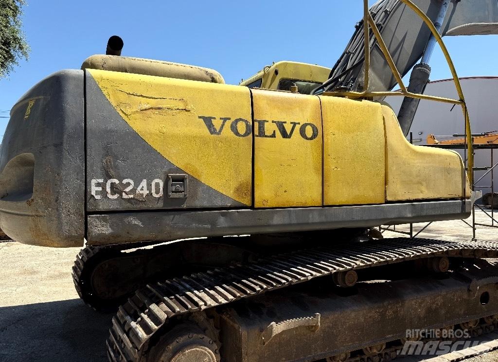 Volvo EC240 Ekskavatori tālās sniedzamības darbiem