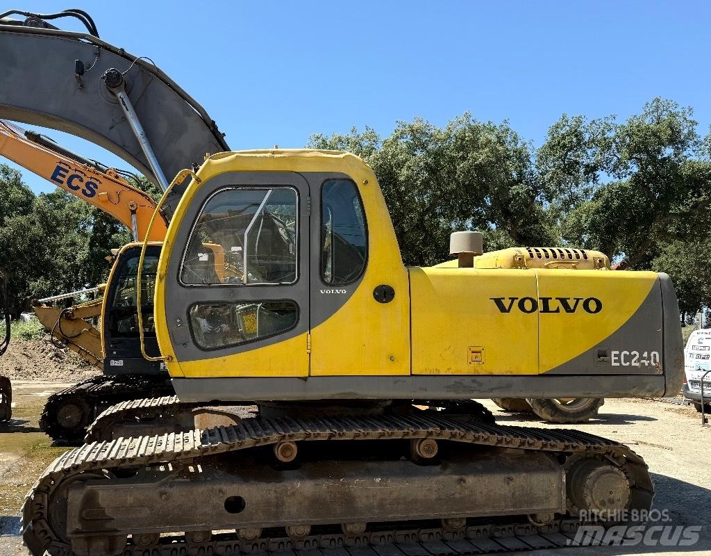 Volvo EC240 Ekskavatori tālās sniedzamības darbiem