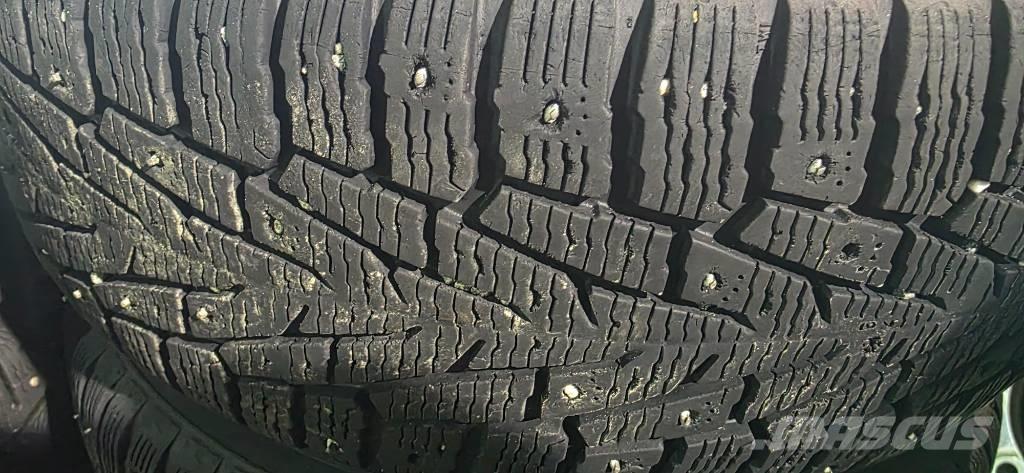 Toyota Hilux Vieglais kravas automobilis/izkraušana no sāniem