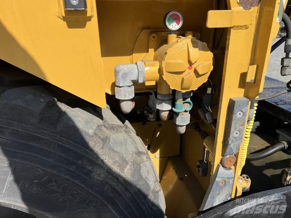 CAT AP 300 Asfalta klājēji