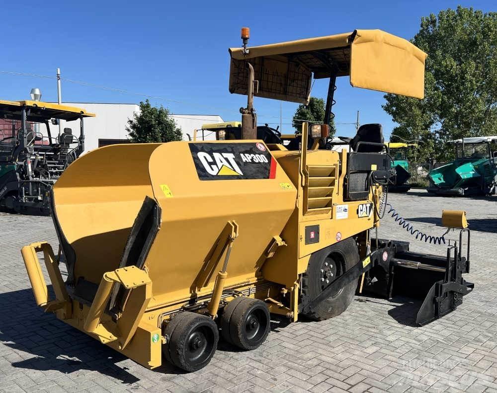 CAT AP 300 Asfalta klājēji
