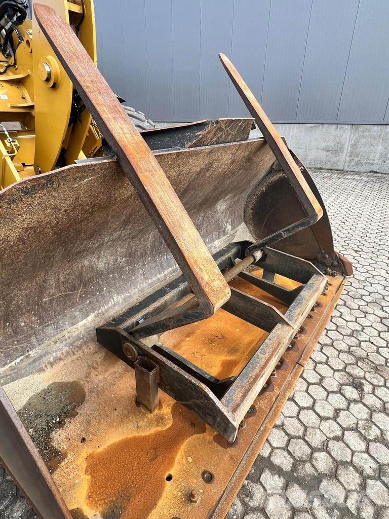 CAT 926M Iekrāvēji uz riteņiem