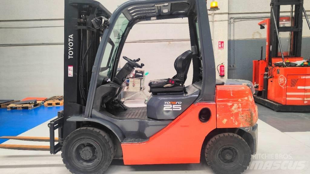 Toyota 52-8 FD F 25 Tehnika ar dīzeļa dzinēju