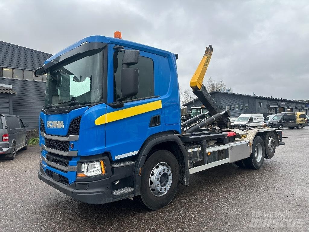 Scania P 360 Treileri ar āķi