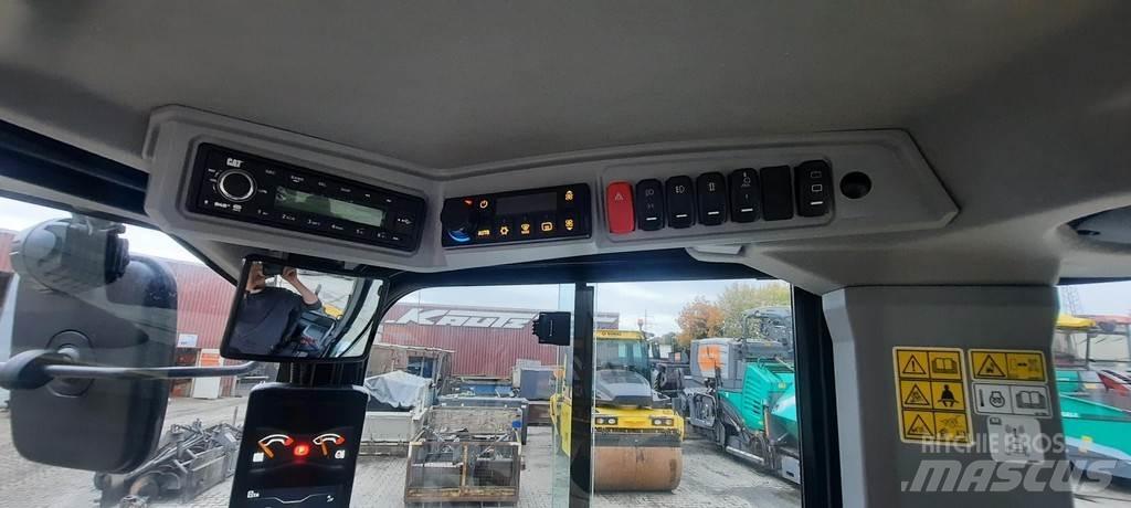 CAT 906 Iekrāvēji uz riteņiem