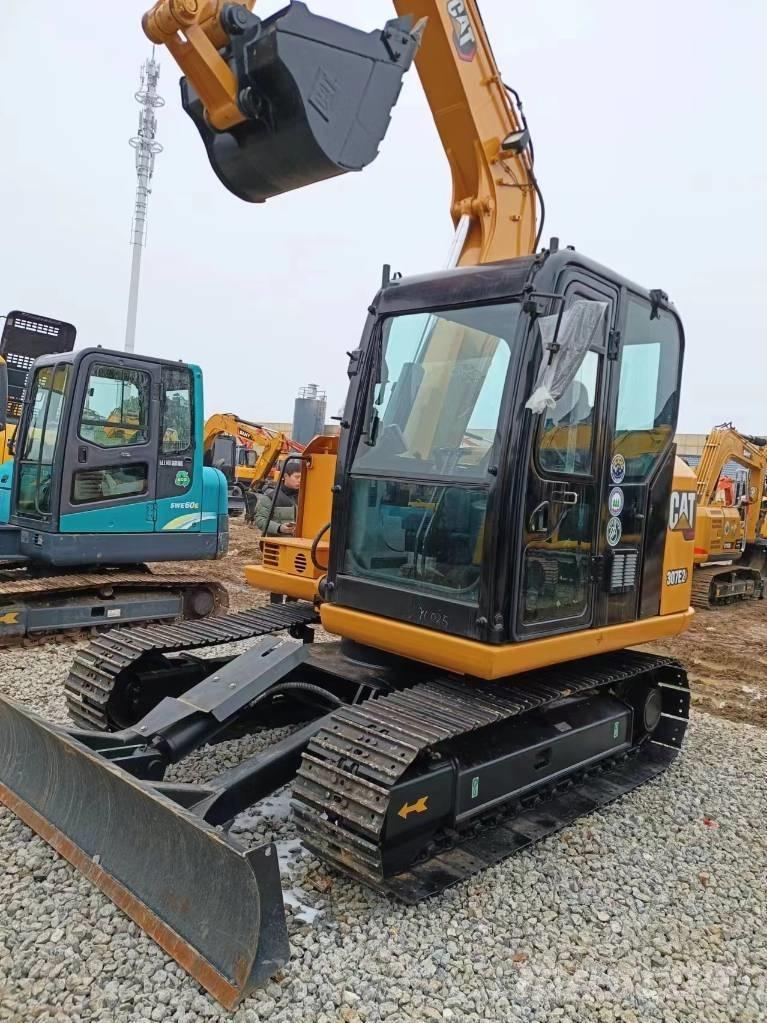 CAT 307 Kāpurķēžu ekskavatori