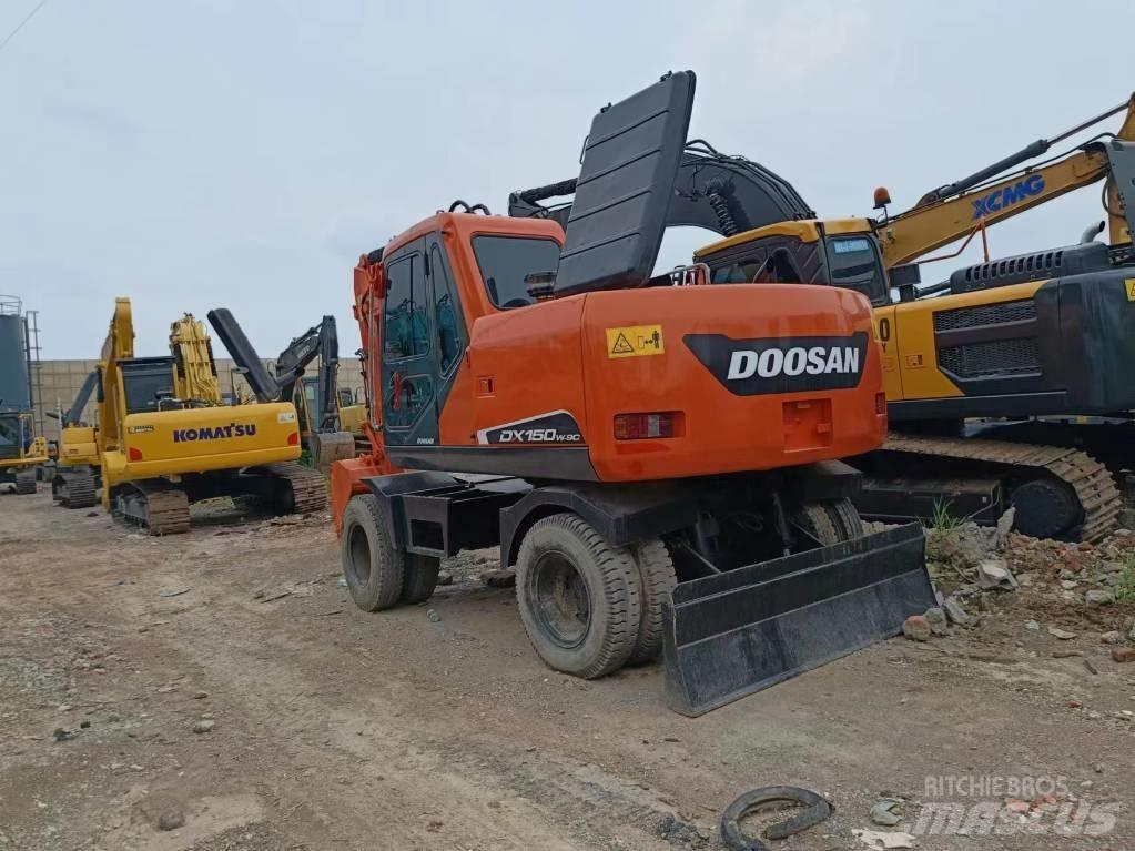 Doosan 150 W Ekskavatori uz riteņiem