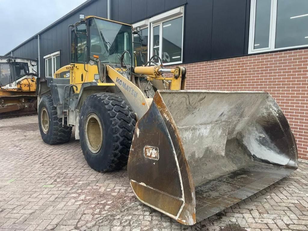 Komatsu WA250-5 Iekrāvēji uz riteņiem
