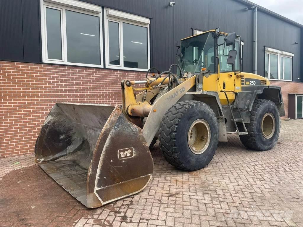 Komatsu WA250-5 Iekrāvēji uz riteņiem