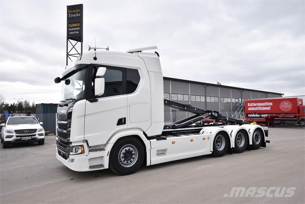 Scania R590 8X4 Treileri ar āķi