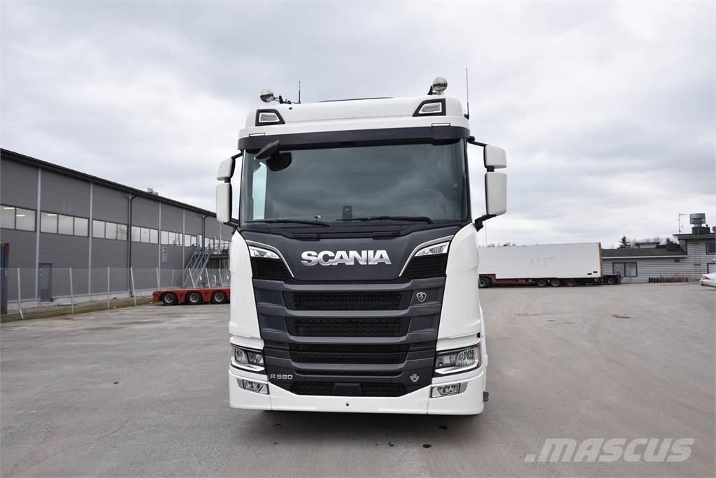 Scania R590 8X4 Treileri ar āķi