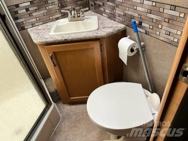 Thor Chateau 31W Kemperi un dzīvojamās piekabes