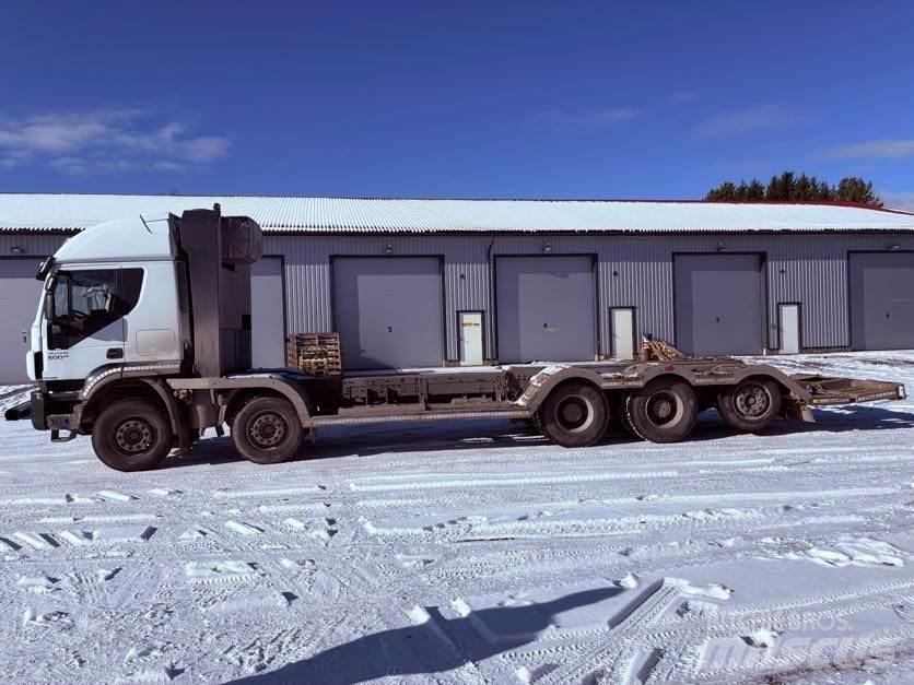 Iveco Trakker Treileri meža tehnikas transportēšanai