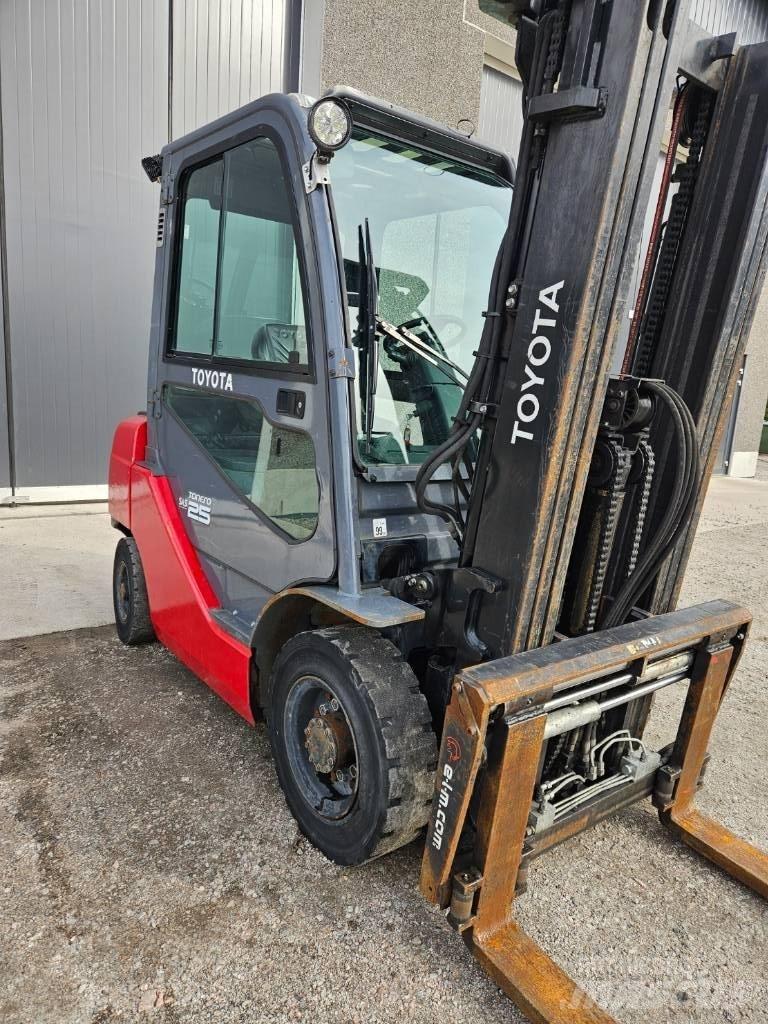 Toyota 02-8 FDF 25 Tehnika ar dīzeļa dzinēju