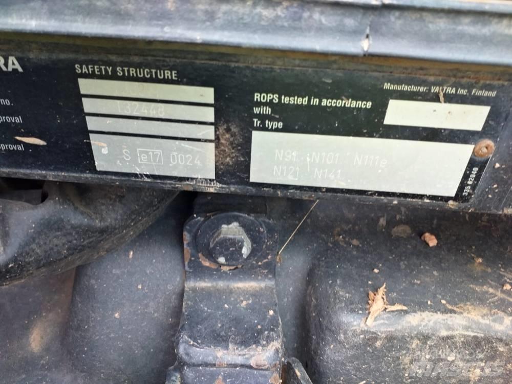 Valtra N121 Traktori