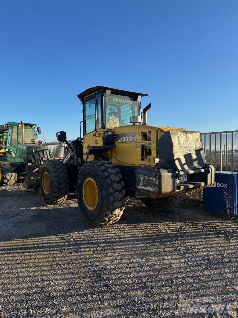 Komatsu WA 200 PZ-6 Iekrāvēji uz riteņiem