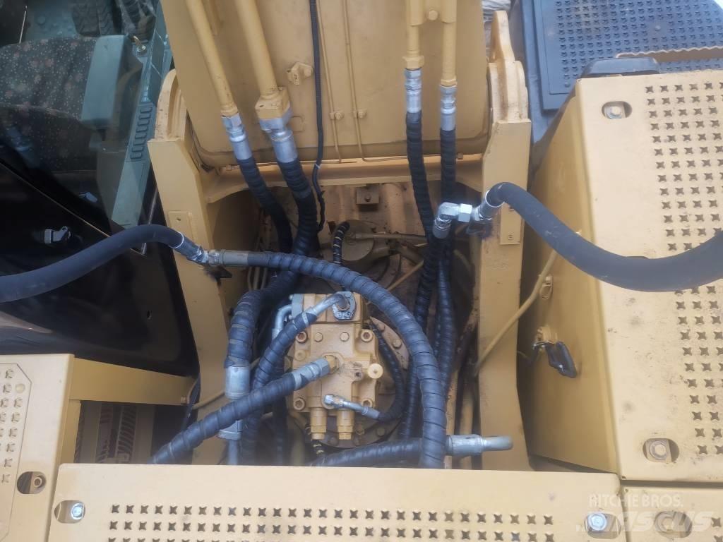 CAT 330 D Kāpurķēžu ekskavatori