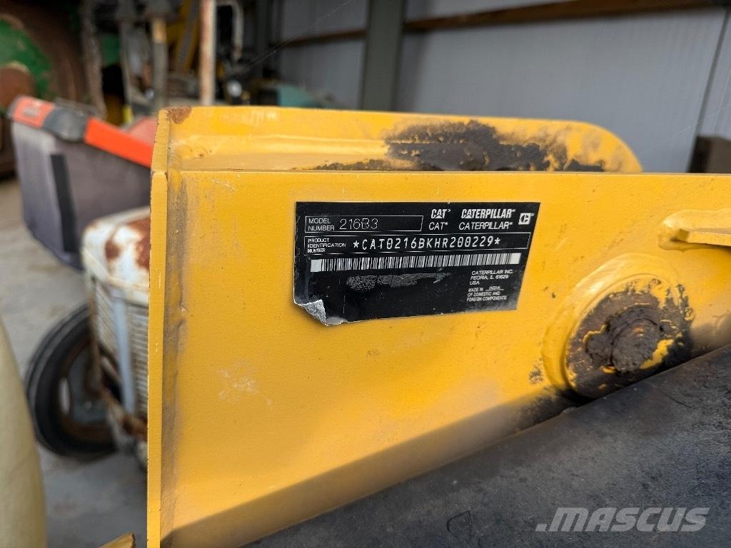 CAT 216 B 3 Lietoti riteņu kompaktiekrāvēji