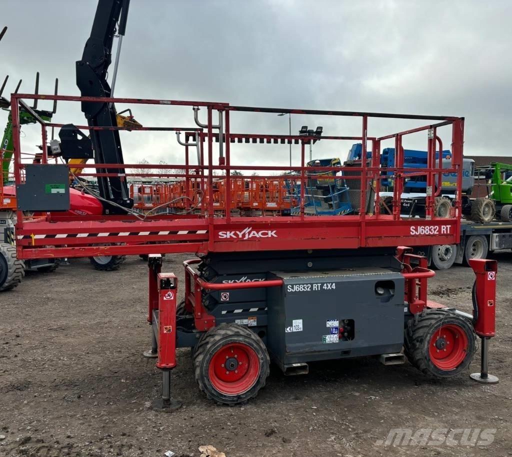 SkyJack SJ 6832 RT Šķerveida pacēlāji