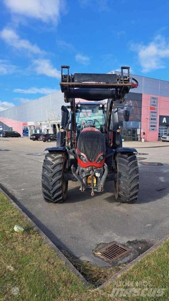 Valtra T 214 Traktori