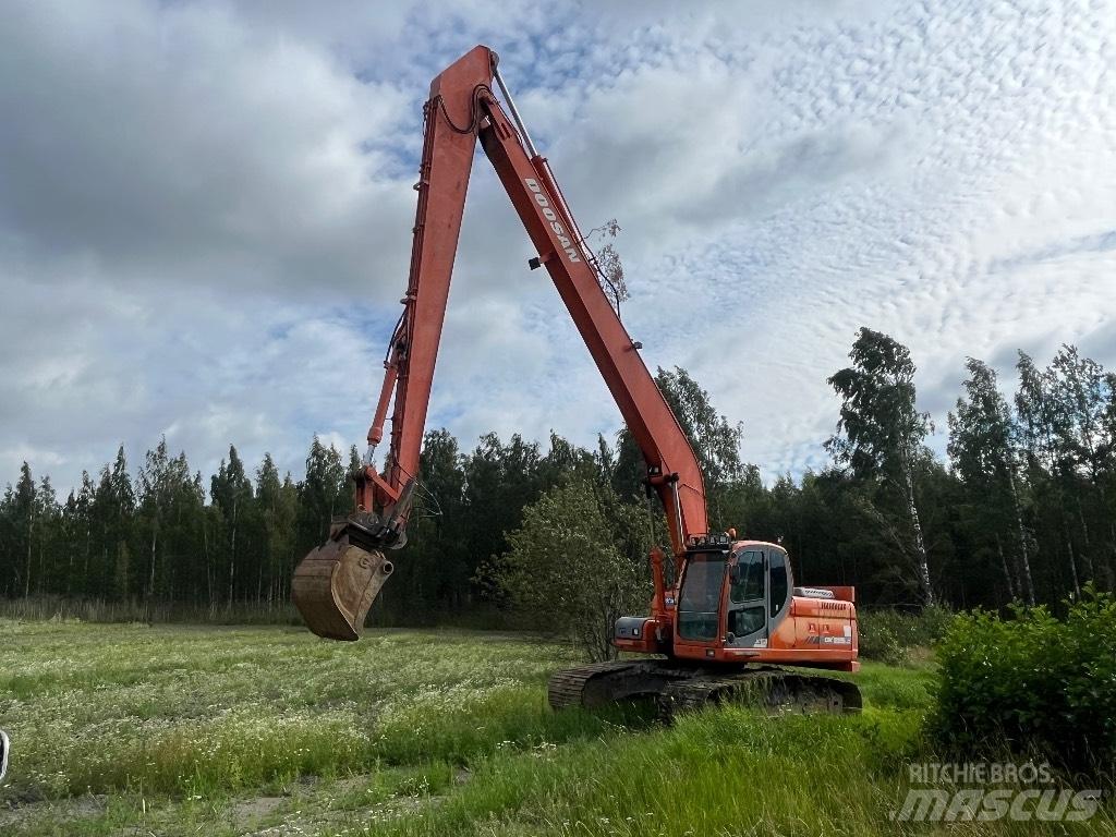 Doosan DX 225 LC Ekskavatori tālās sniedzamības darbiem