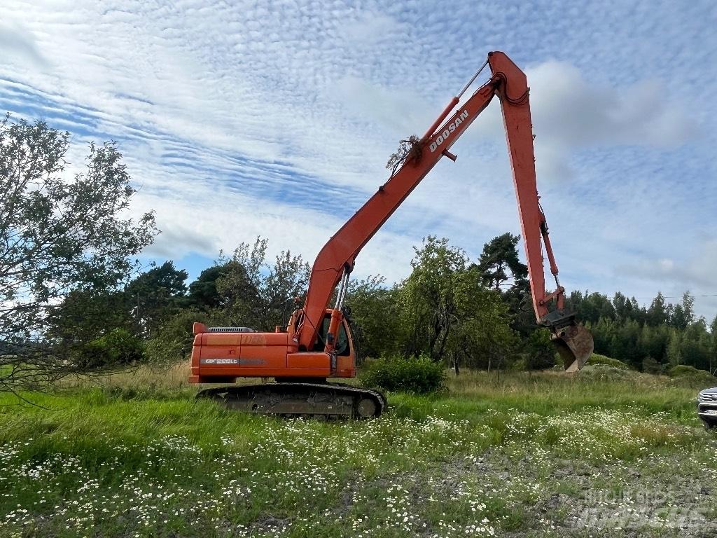 Doosan DX 225 LC Ekskavatori tālās sniedzamības darbiem