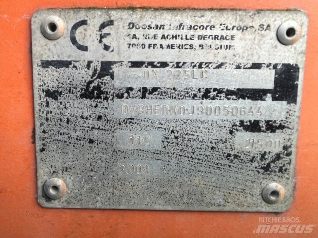 Doosan DX 225 LC Ekskavatori tālās sniedzamības darbiem
