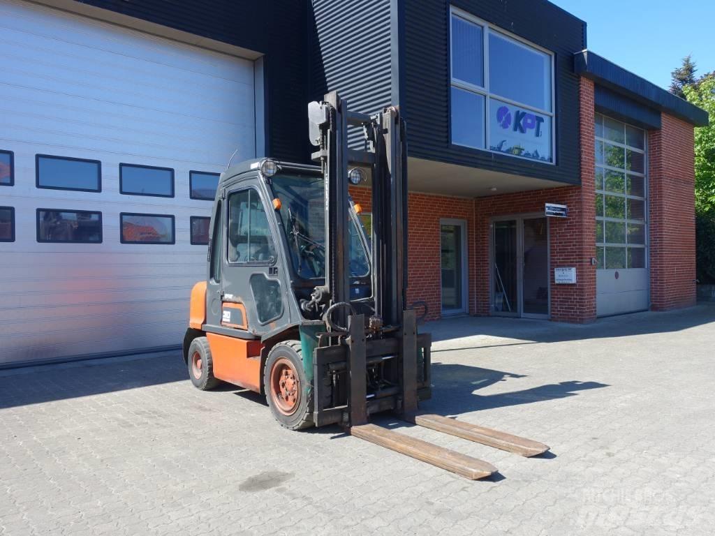 Nissan FGD 02A30Q Tehnika ar dīzeļa dzinēju