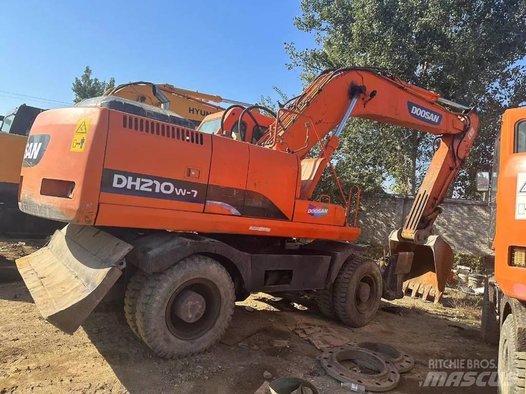 Doosan DH210w Ekskavatori uz riteņiem