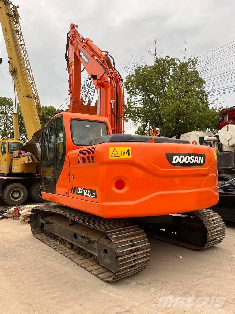 Doosan DX 140 LC Kāpurķēžu ekskavatori