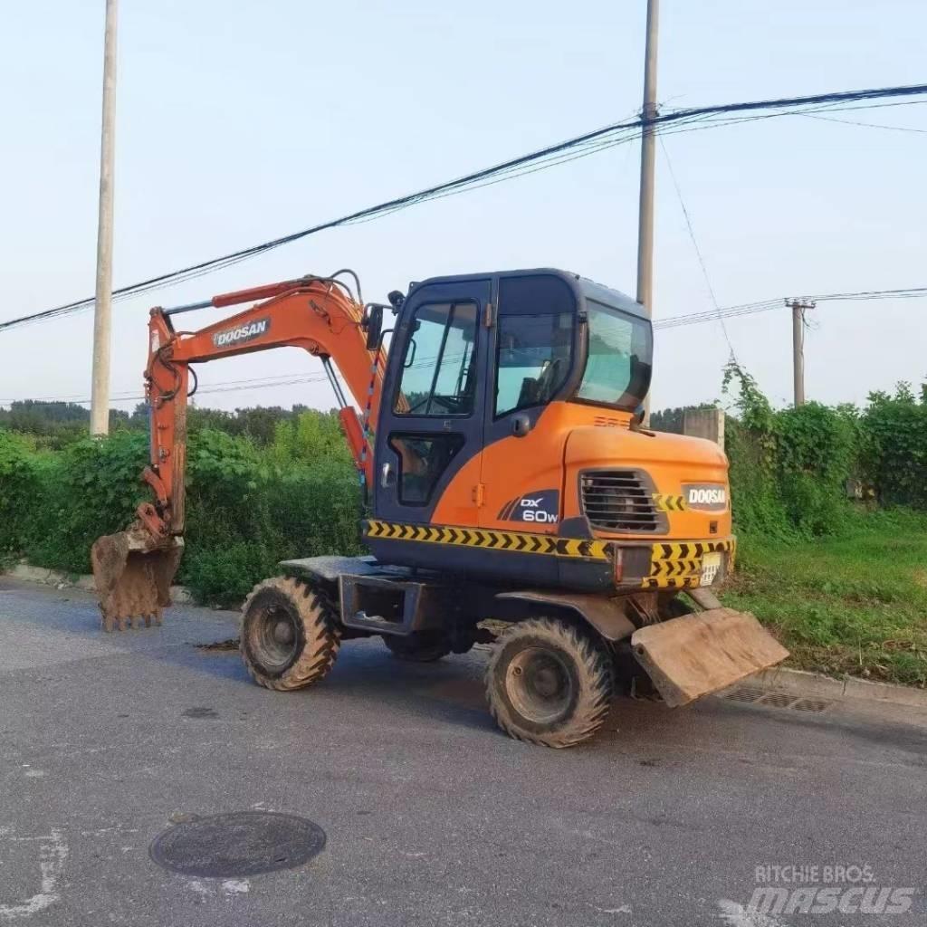 Doosan DX60W Ekskavatori uz riteņiem